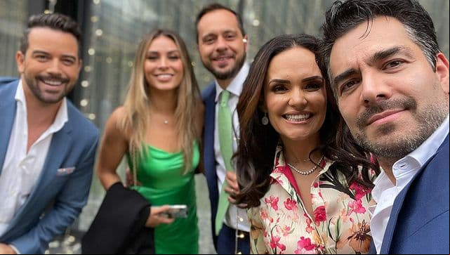 De acuerdo con las fotografías que comenzaron a circular, entre los invitados estuvieron presentes Omar Chaparro y su esposa Lucy, Mane de la Parra, Gael, hijo de Adrián Uribe, y por supuesto, Emily, entre otros.