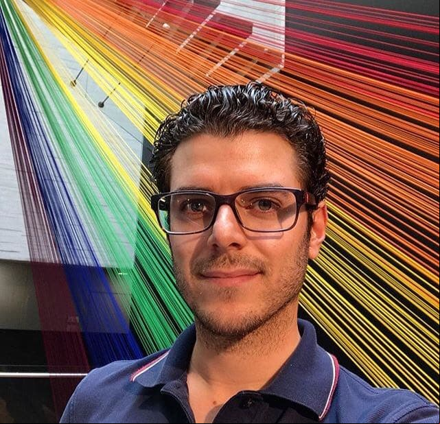 En cuanto a los ideales de Mirabent, en una fotografía posteada, también en su cuenta de Instagram, el actor aparece sonriendo enfrente de unos telares de los colores del arcoíris. Debajo de la publicación, como pie de foto, escribió diversos hasthtags que muestran su apoyo a la comunidad LGBTQ+.