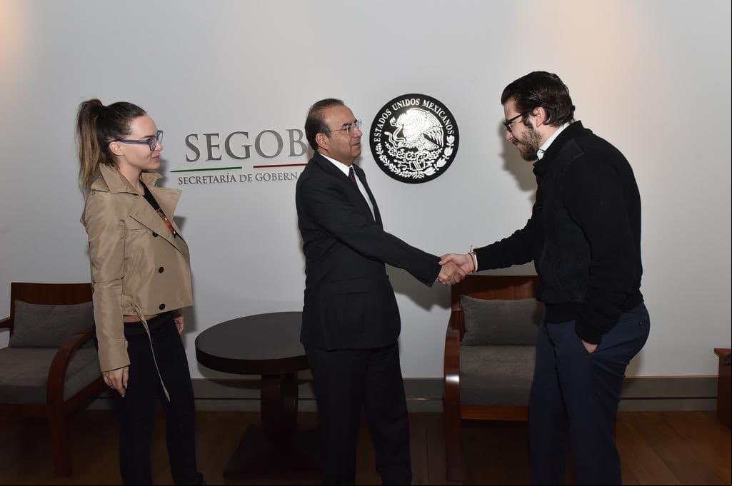 La intérprete se reunió con el secretario de Gobernación Alfonso Navarrete Prida para solucionar su situación.