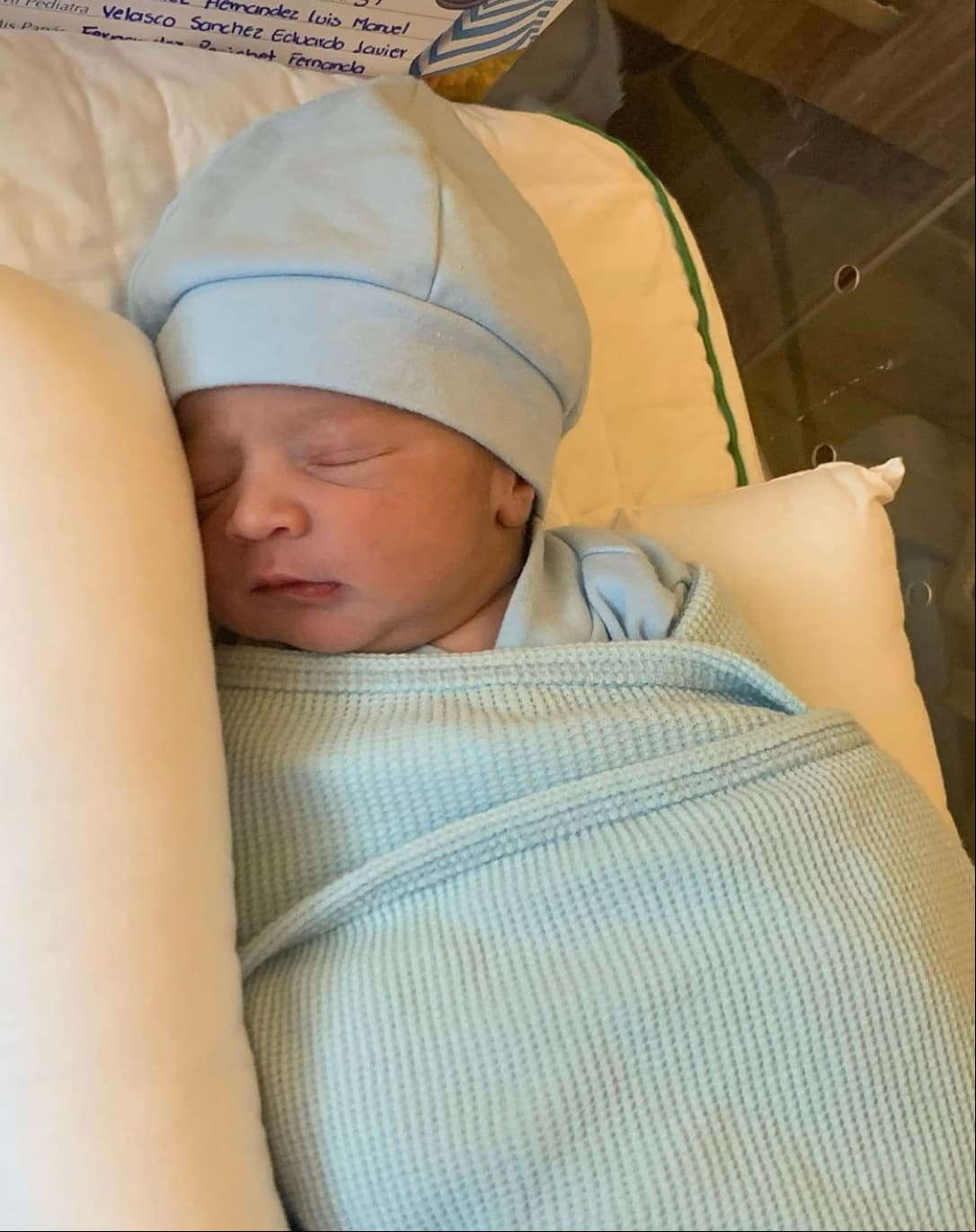 Finalmente, dos de los cuatro bisnietos del cantante nacieron con una semana de diferencia. Emilio, hijo de su nieta Fernanda, llegó al mundo el 22 de julio de 2020.