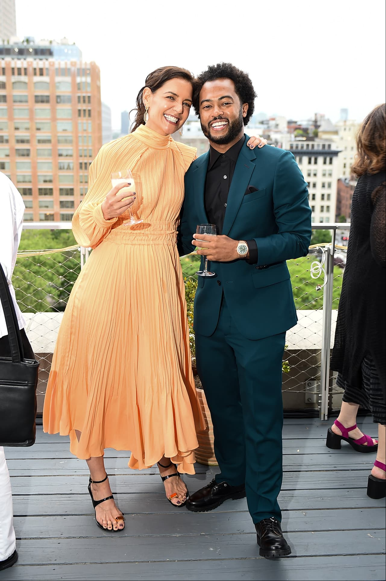 En la gala del 25º aniversario de Moth Ball, Katie Holmes, de 43 años, asistió con su pareja, el músico y productor Bobby Wooten III, quien es 10 años menor que ella.