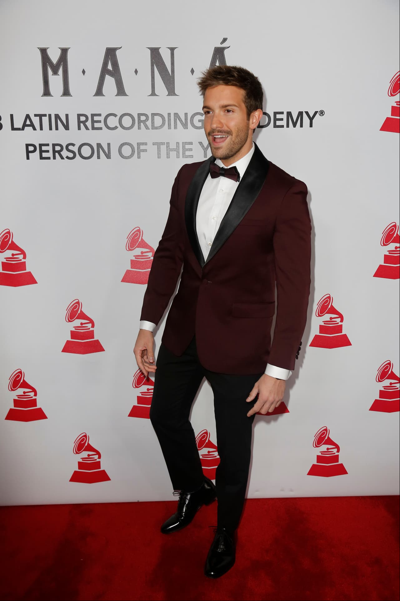 El espalñol Pablo Alborán casi se viste igualito a nuestro mexicano Carlos Rivera.