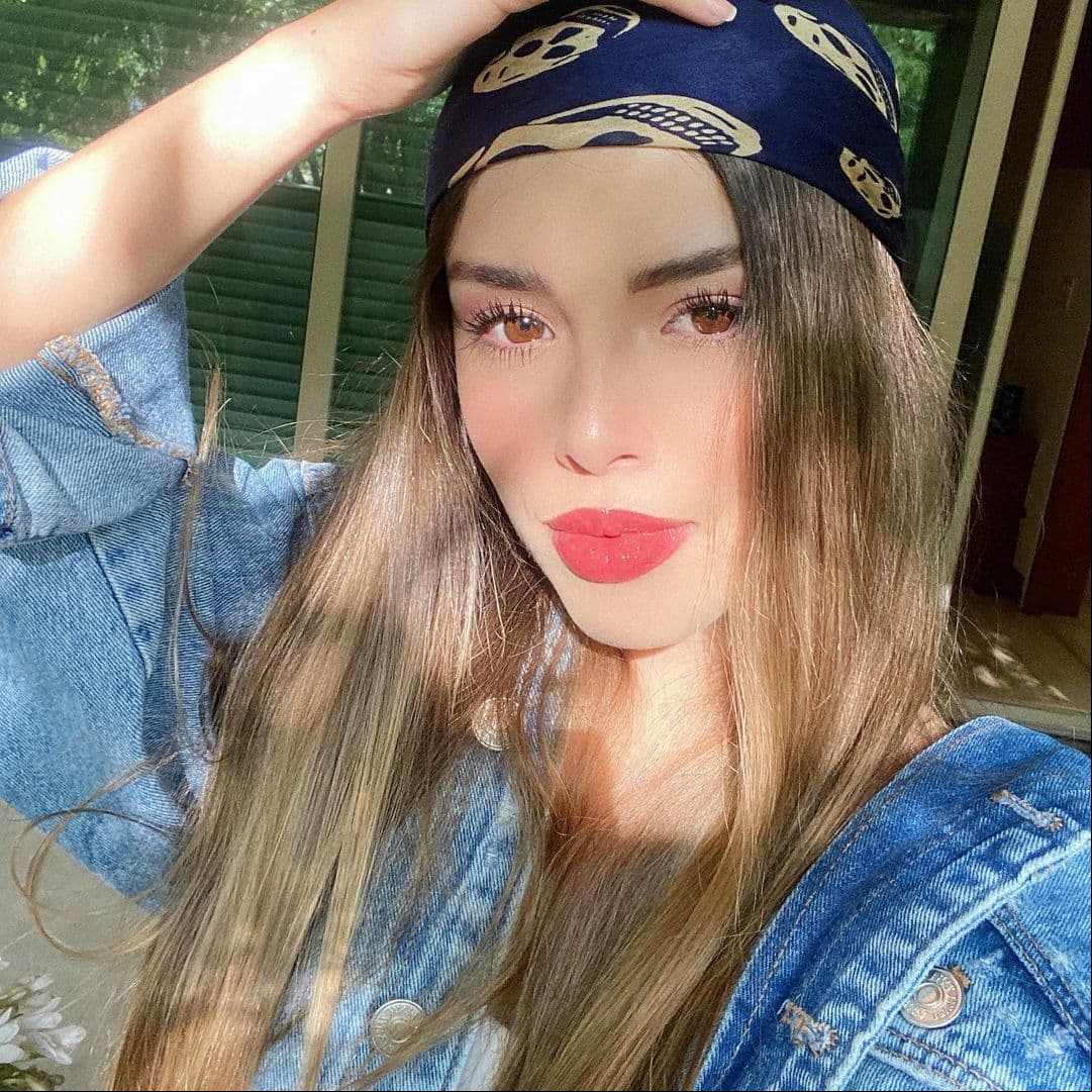 Poco antes, en noviembre, el cantante confesó que Guzmán llegó a ponerse celosa de Belinda, con quien comenzó a trabajar en un proyecto televisivo.