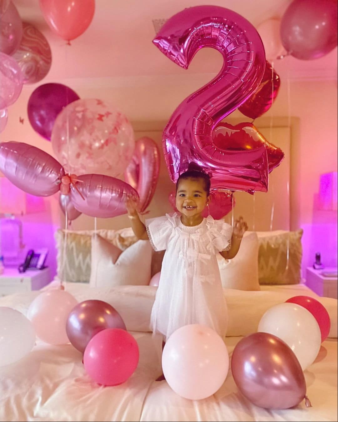 Para comenzar los festejos, la empresaria y estrella de reality show comenzó el día de su primogenita al poner en la habitación grandes globos rosas y blancos, destacando uno de ellos con el número 2.