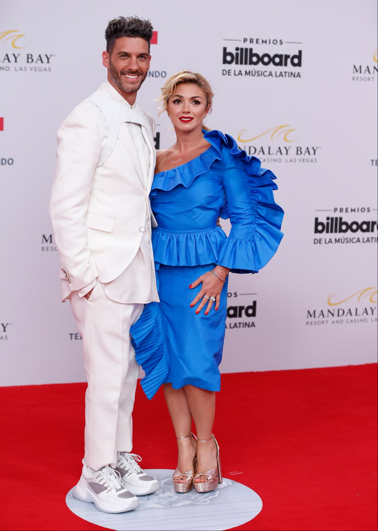Erick Elías fue de los más elegantes de la noche, al portar un atuendo completamente blanco de la marca Louis Vuitton. El actor arribó de la mano de su pareja Karla Guindi.