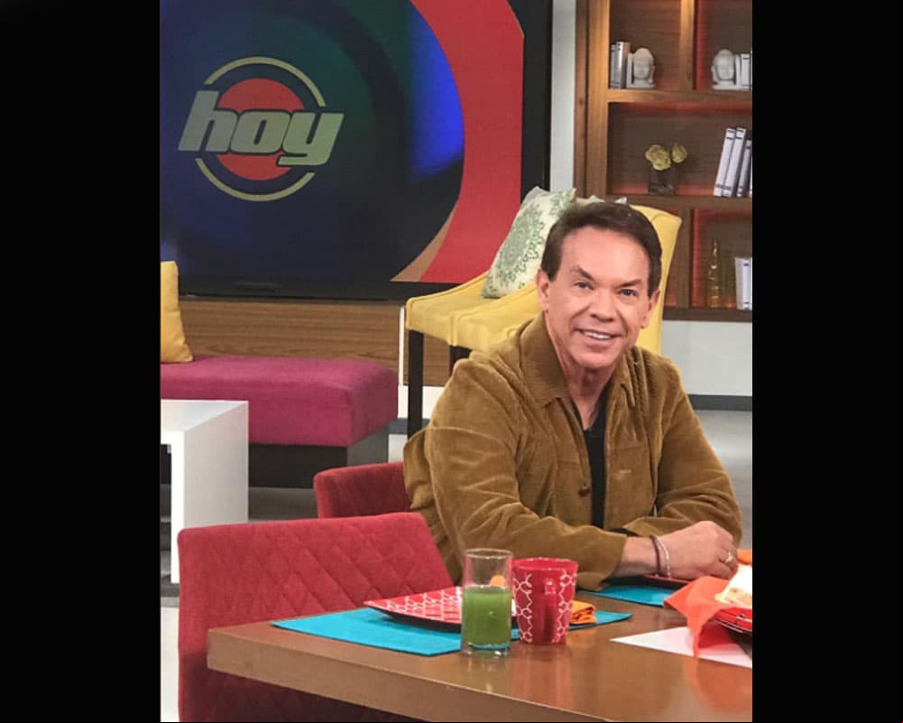 El actor no solo sigue desempeñándose como actor, también en la conducción y el canto.