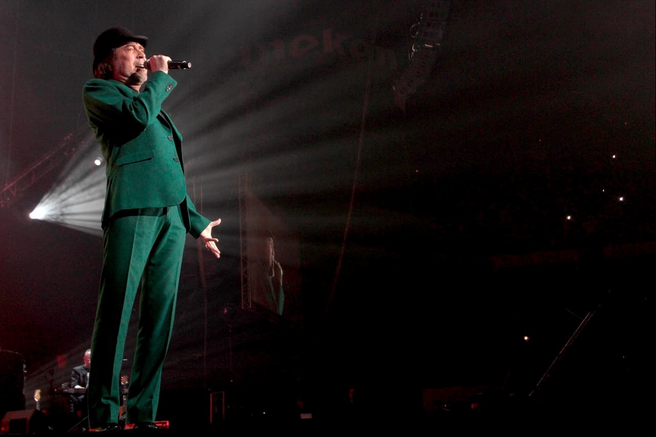 Joaquín Sabina preocupa a fans luego de caer del escenario en el día de su cumpleaños