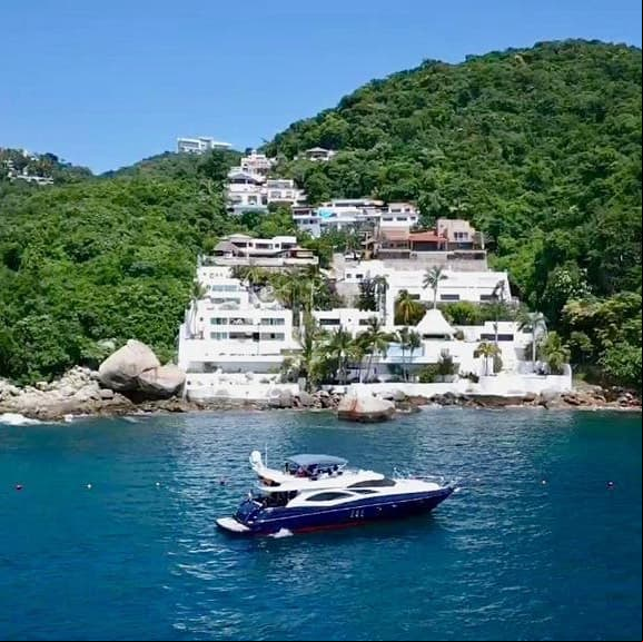 Y es que, la espectacular estancia llamada Casa de la Ensenada está disponible para aquellos turistas que estén interesados en pasar un fin de semana en Acapulco por una renta que va de entre los 35 mil a los 50 mil pesos por noche, dependiendo la temporada.