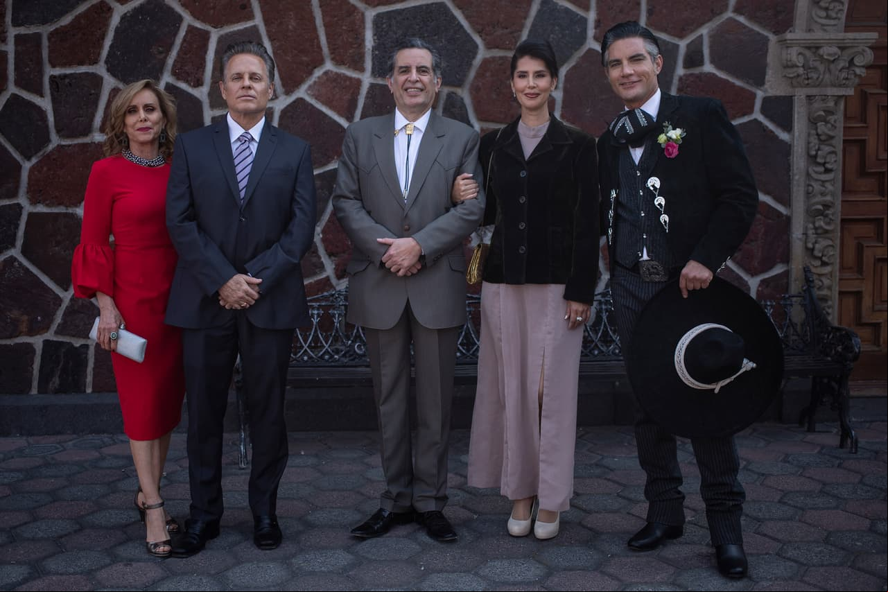 Previo a la grabación de la ceremonia, los actores posaron para la cámara de Las Estrellas.
