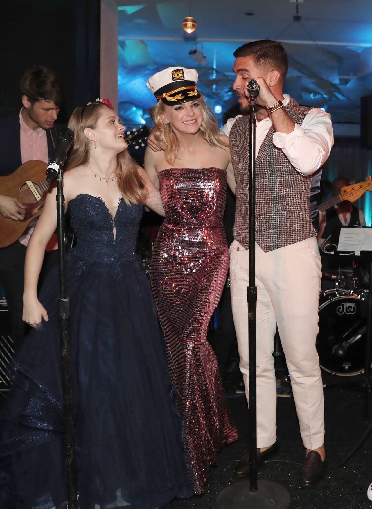 Hasta festejo y cantos hubo esta noche especial. En la foto: Hanna Nordberg, Anna Faris y Josh Segarra.