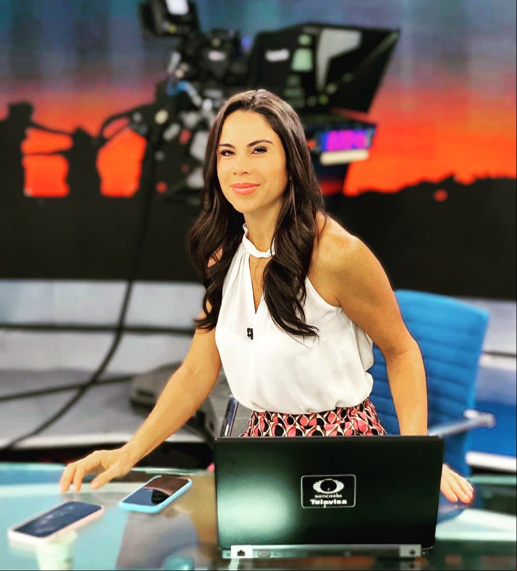 Paola Rojas es una periodista que todas las mañanas informa al público sobre el acontecer más relevante de México y el mundo en ‘Al Aire con Paola’, el cual se transmite de lunes a viernes a las 8:00 A.M., por Las Estrellas.