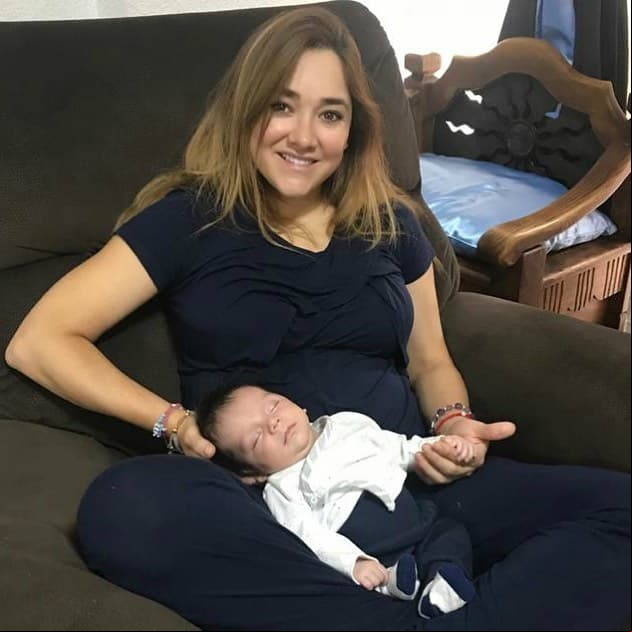 Pese a que para muchas mamás recuperar la figura suele ser prioridad, Sherlyn dejó claro desde el embarazo que no era su caso. Aunque en dos semanas perdió 10 de los kilos que ganó durante la dulce espera. “Sí me eché mis 13 kilos. También me da igual (adelgazar), estoy siendo muy agradecida con el cuerpo, con decir que durante 9 meses me permitiste tener al ser humano más amado ahí dentro y en 9 meses se dieron todas las transformaciones, entonces no podemos pretender que en 5 o 4 ya estemos listas para el bikini”.