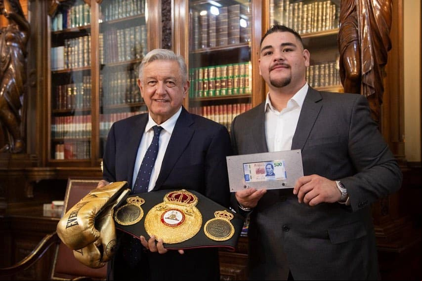 Conoció al presidente del Gobierno de México, Andrés Manuel López Obrador, con quien platicó y se tomó unas fotos.