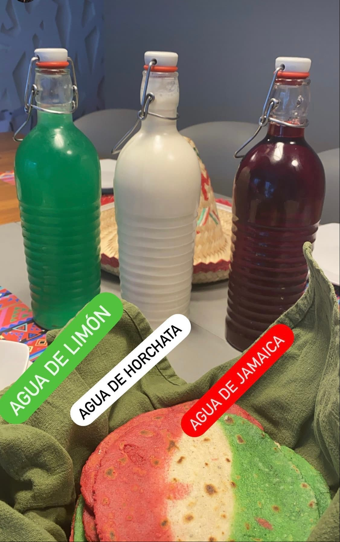 Pero no solo el plato principal fue realizado en honor a los colores patrios, pues los acompañamientos también fueron tricolor, como estas aguas frescas de limón, horchata y jamaica.