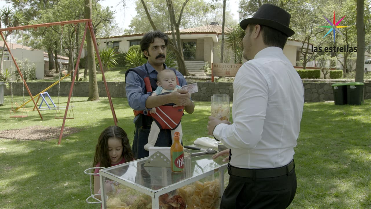 Danilo (Menny Del Valle) llega al puesto de Juan Carlos para comprarle una bolsa de papas y le paga con un billete de quinientos pesos. Juan Carlos, por no perder la venta deja a Alicia en el puesto en lo que va a cambiar el billete.