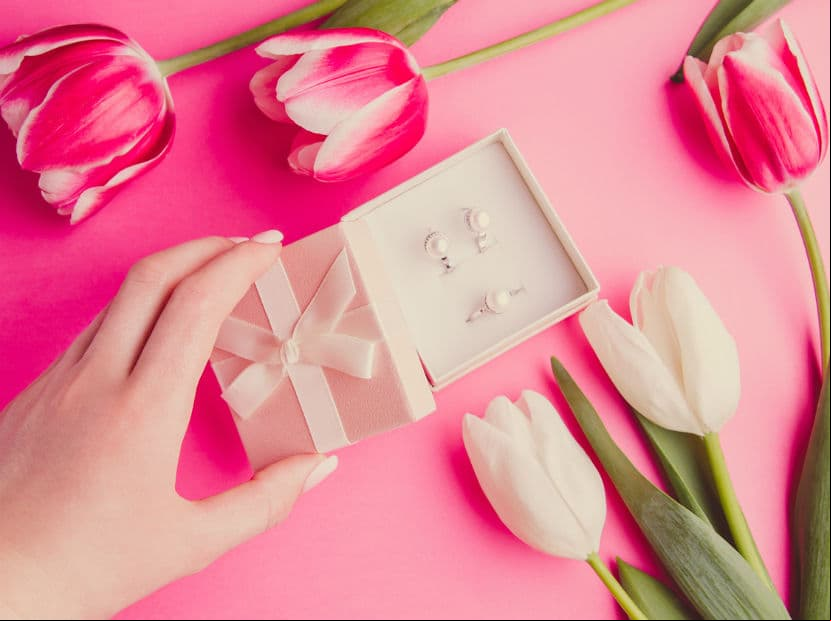Mamá Cáncer. Una pieza de joyería de perlas, su piedra de la suerte, será un lindo detalle.