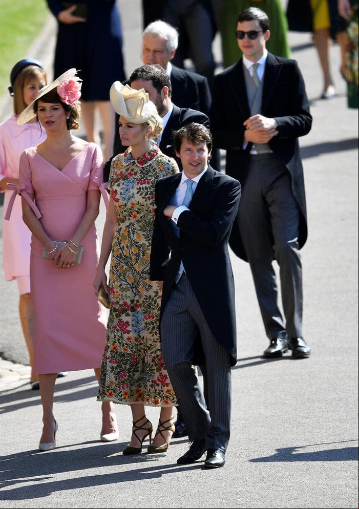 James Blunt fue uno de los más elegantes y su esposa optó por un atuendo muy colorido, aunque su tocado pasó desapercibido.