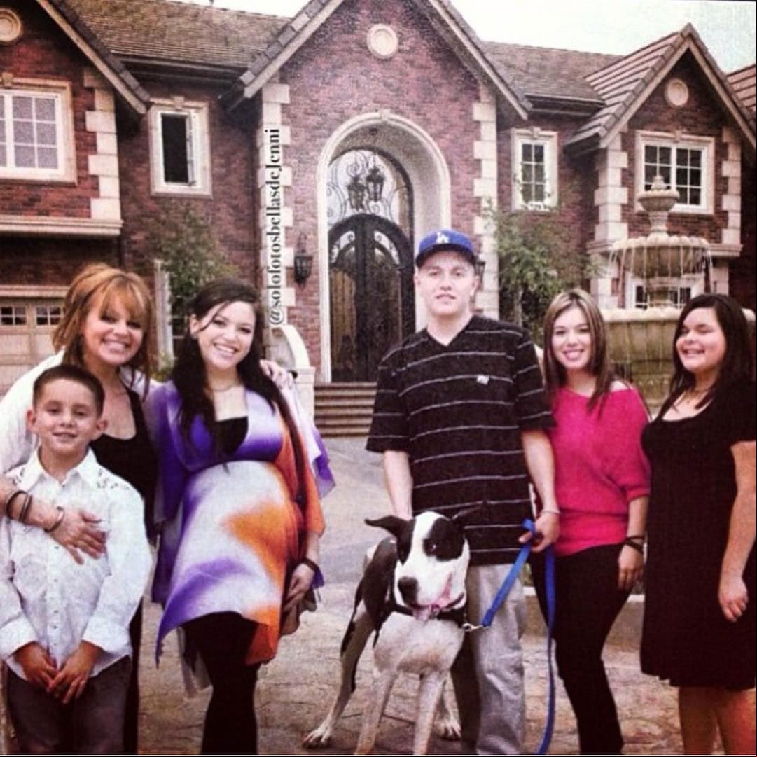 Jenni Rivera siempre se mantuvo cerca de sus hijos Chiquis, Jacqie, Michael, Jenicka y Juan Ángel, quienes suelen recordarla a través de redes sociales con mucho cariño.