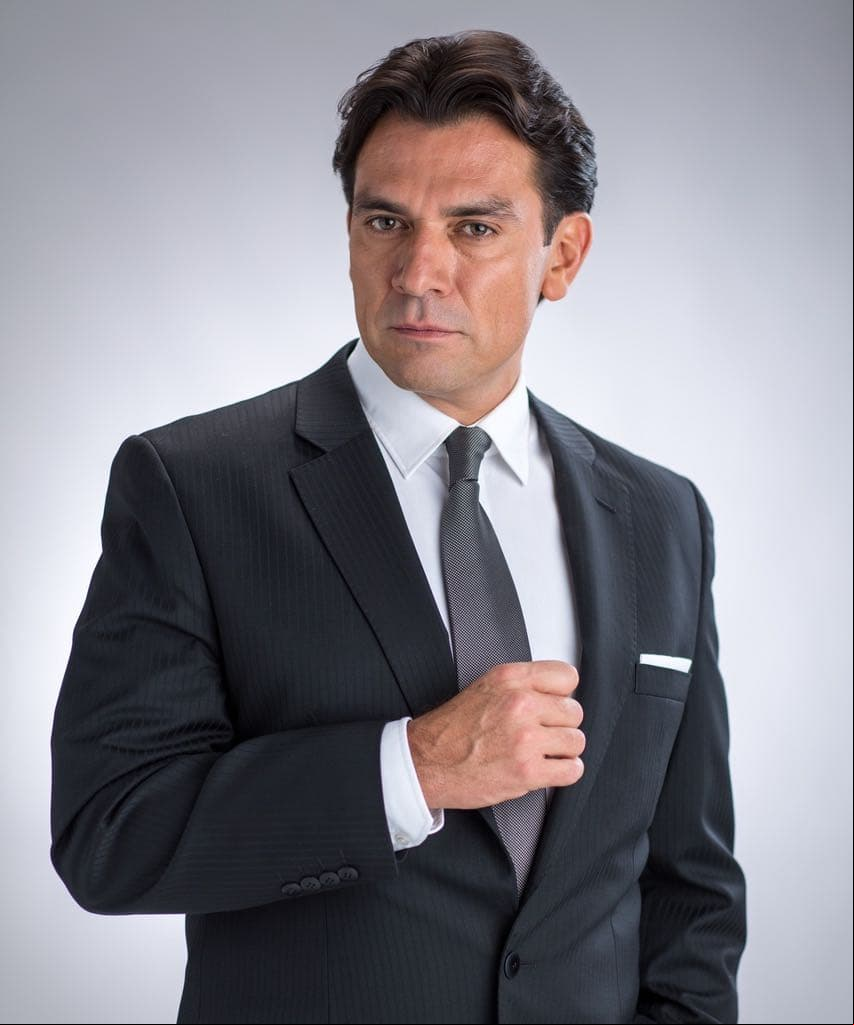 Jorge Salinas es "Ernesto", esposo de "Elena" y padre adoptivo de "Nicolás". Cuando "Nicolás" enferma hace todo lo indecible para salvarlo.