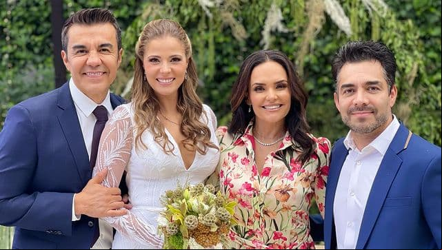 Para tan importante evento, Adrián Uribe portó un traje clásico en color azul, mientras que Thuany deslumbró con un hermoso vestido de novia corto con encaje y transparencias en los brazos.