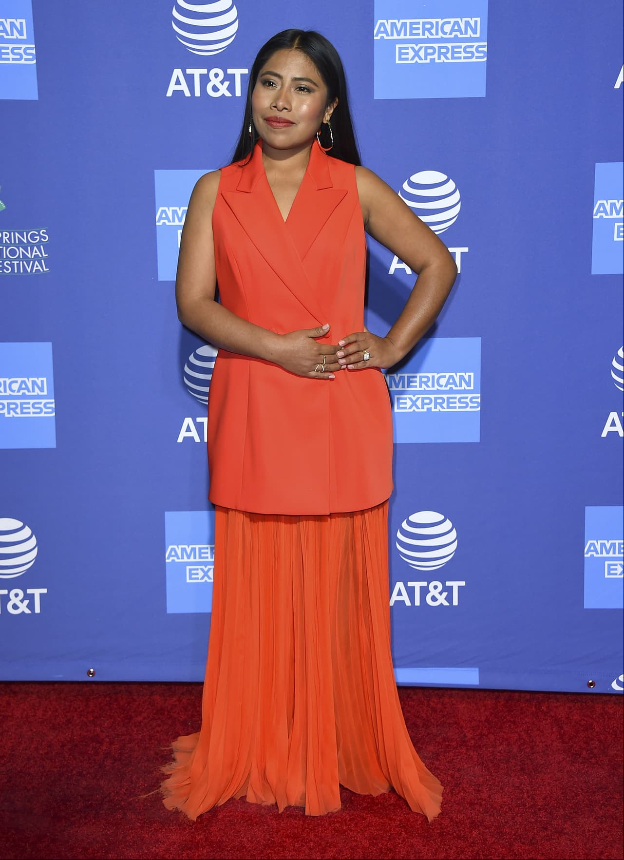 Para la 30º edición del Festival de Cine de Palm Springs, Yalitza lució un tuxedo dress de ADEAM, combinado con un calzado de Alexandre Borman y las joyas de David Yurman.