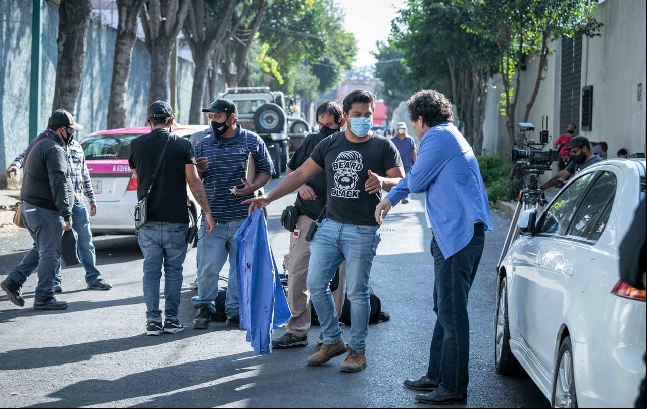 Aquí, el actor Enoc Leaño ensaya esta impactante escena con el equipo de producción.