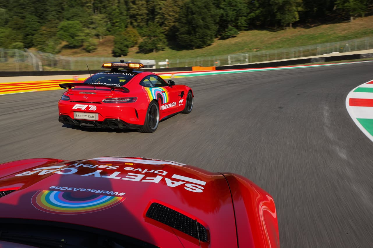 El carro de seguridad de Mercedes Benz se pinta de rojo en honor a las 1000 carreras de Ferrari para el Gran Premio de la Toscana que se correrá en el Circuito Mugello. Bernd Maylander es el piloto de este carro.