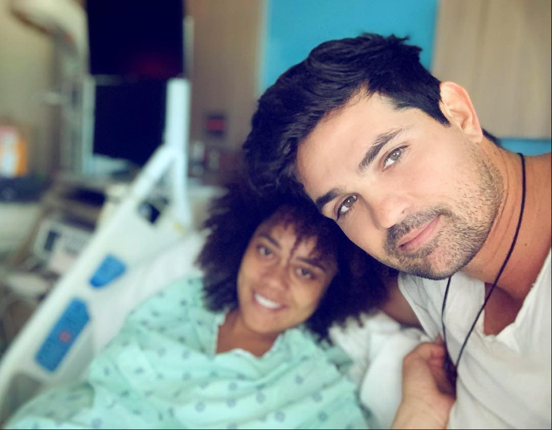 Las complicaciones en el embarazo de la modelo iniciaron el 16 de abril, cuando tuvieron que “hacer una escala técnica en el hospital”, ya que se presentaron síntomas de preeclampsia.