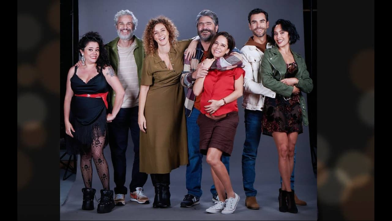 Ana Claudia Talancón junto al elenco de 'Soy tu fan'