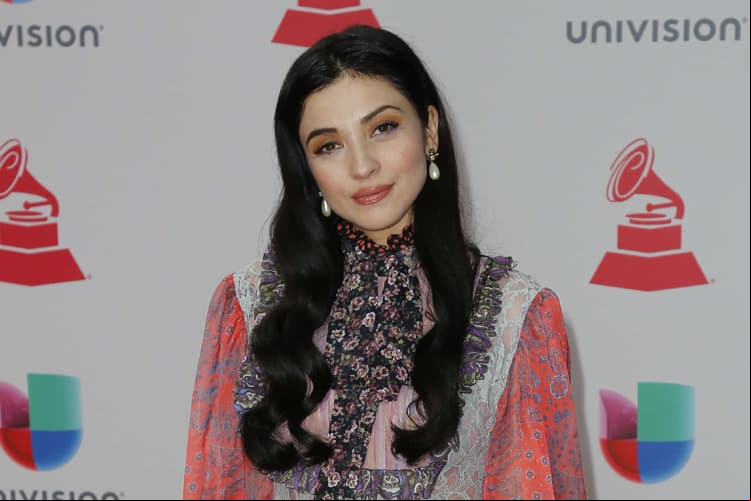 Mon Laferte presume sus piernas en Instagram
