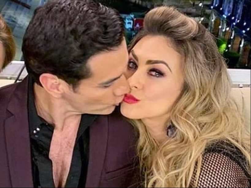 Recientemente también se le vinculó con David Zepeda, tras robarle un beso a Aracely en una entrevista, además de intercambiar cariñosos mensajes en redes sociales. Pese a la gran química que proyectan en pantalla, el actor confirmó, en entrevista a Las estrellas, que solo son amigos.