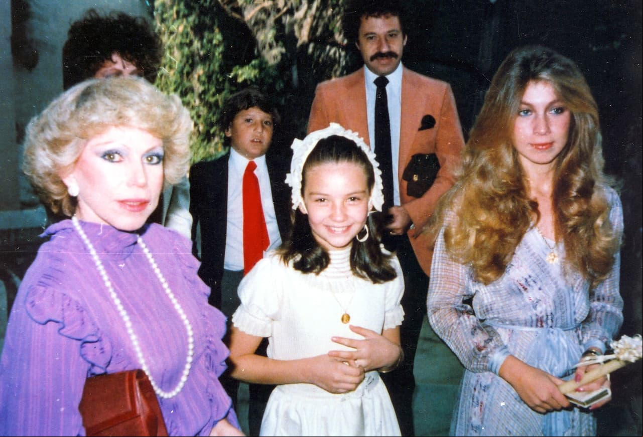 Finalmente, nacería Thalía, quien, a sus casi 50 años de edad, se ha consolidado como una de las estrellas latinas más exitosas en el mundo, ya que ha triunfado tanto en la actuación, con icónicas telenovelas como 'María Mercedes' y 'María la del Barrio', como en la música, ya que ccuenta con 14 discos de estudio hasta la fecha.