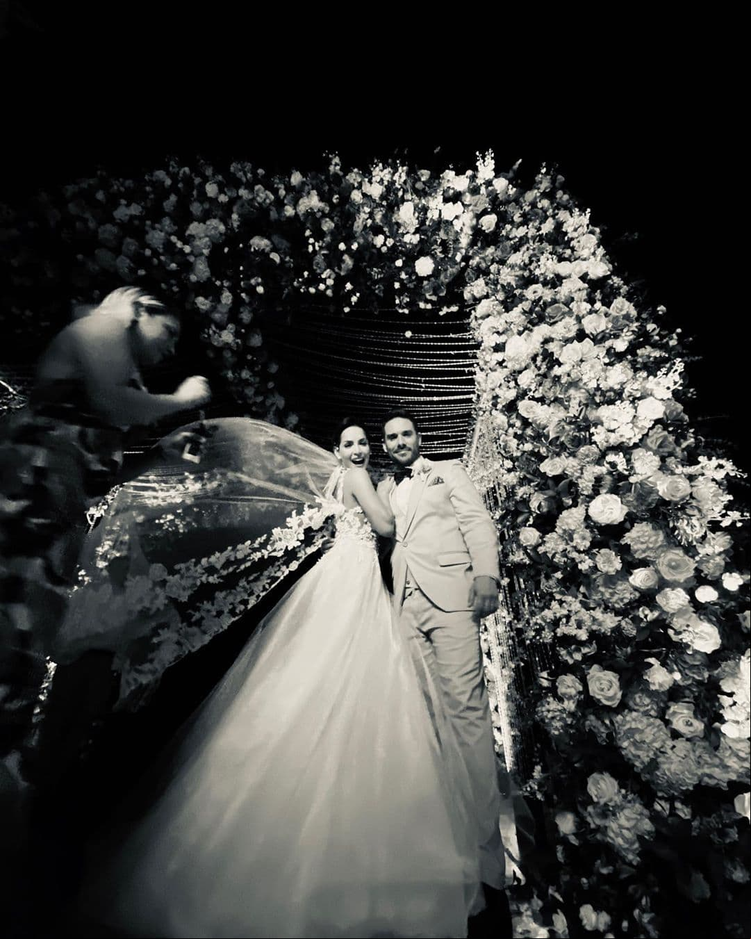 El vestido de novia fue diseñado por el colombiano Jorge Duque, quien enamoró a todos por su elegante diseño, sin perder ese toque de sensualidad que caracteriza a Carmen. “Es un vestido en el que ella flota, un vestido etéreo apropiado para la playa pero también para ese momento inolvidable que es la boda”, compartió el diseñador a People en español.