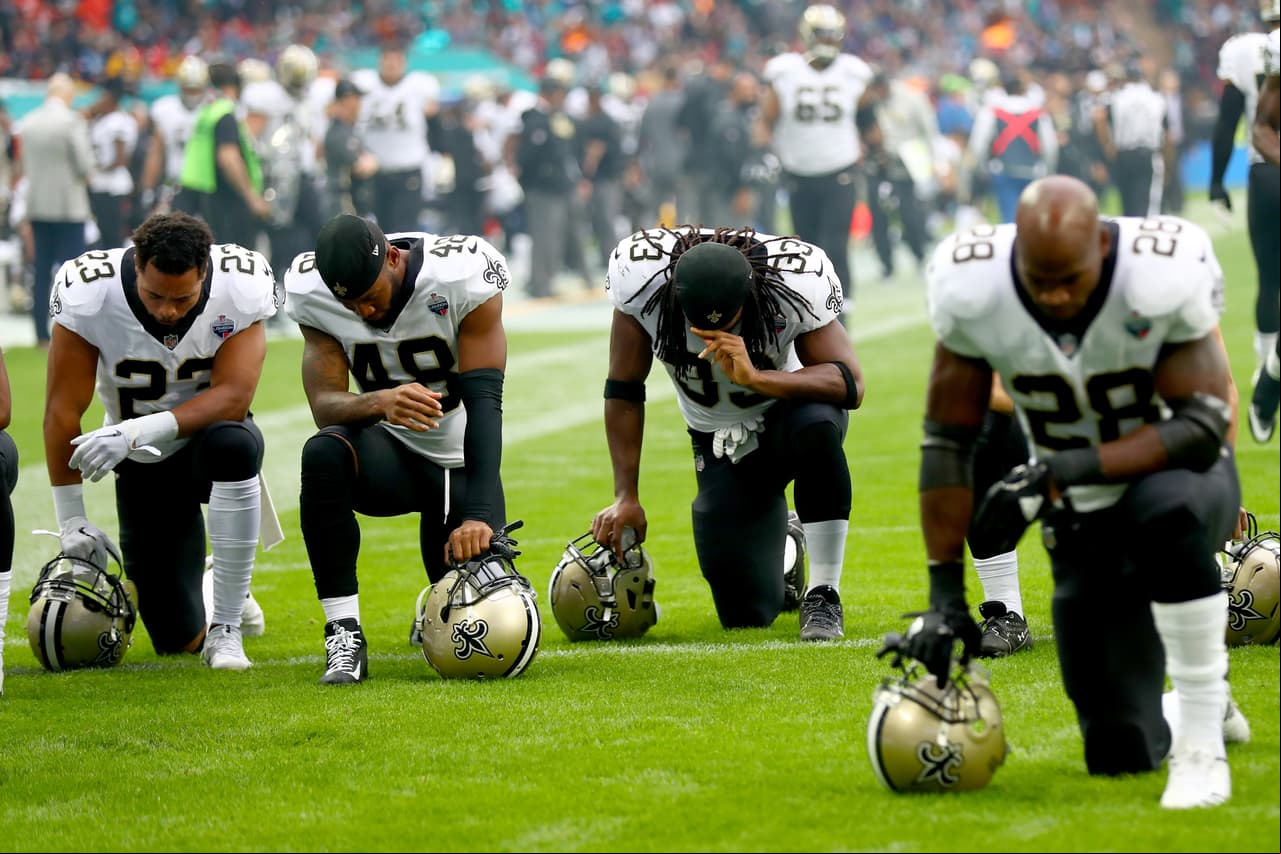 Ya es habitual ver a muchos jugadores de la NFL hincarse como protesta durante los himnos de Estados Unidos en los estadios.