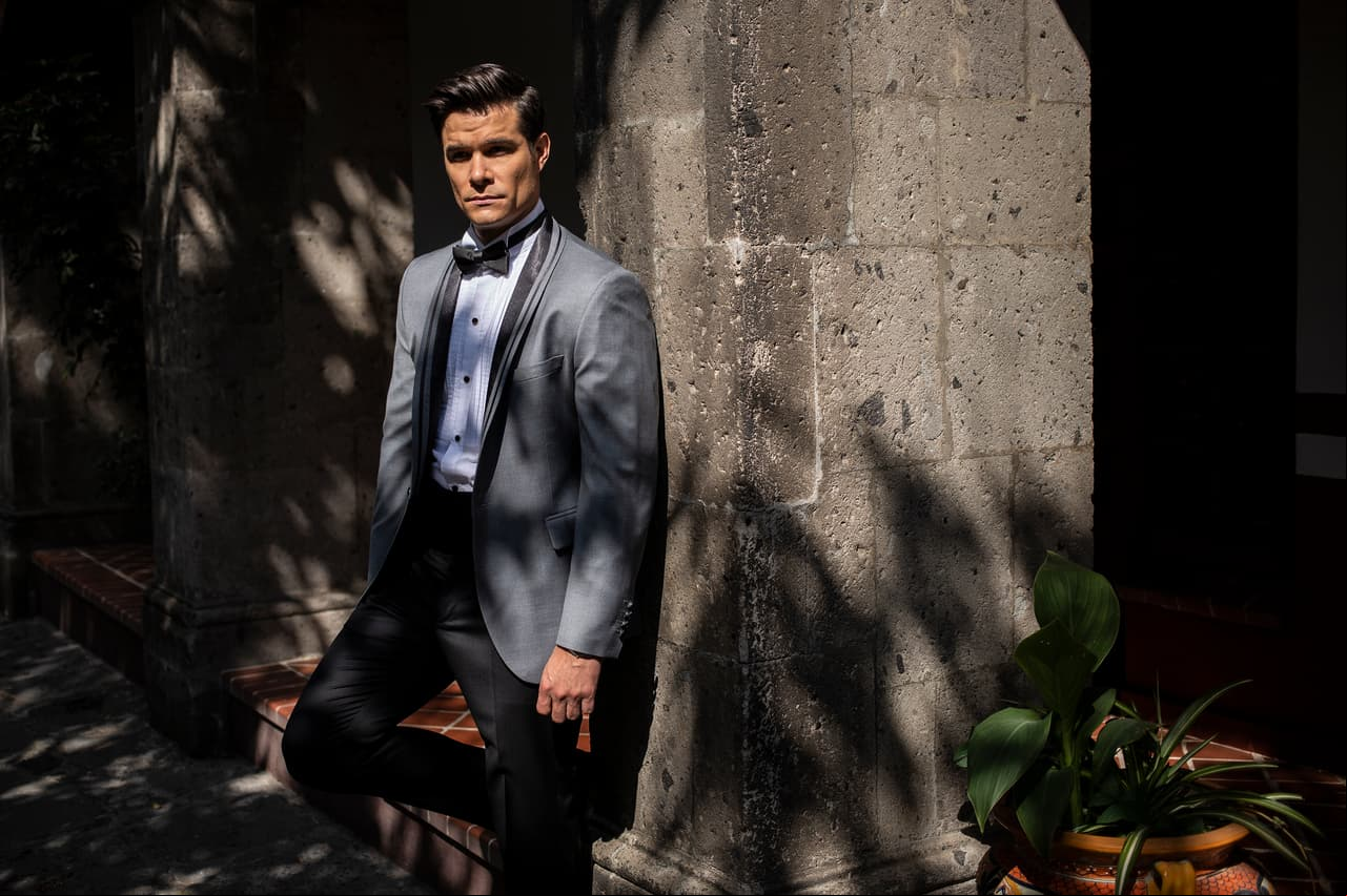 ¿Qué tal el novio? Brandon Peniche posa guapísimo para la cámara.