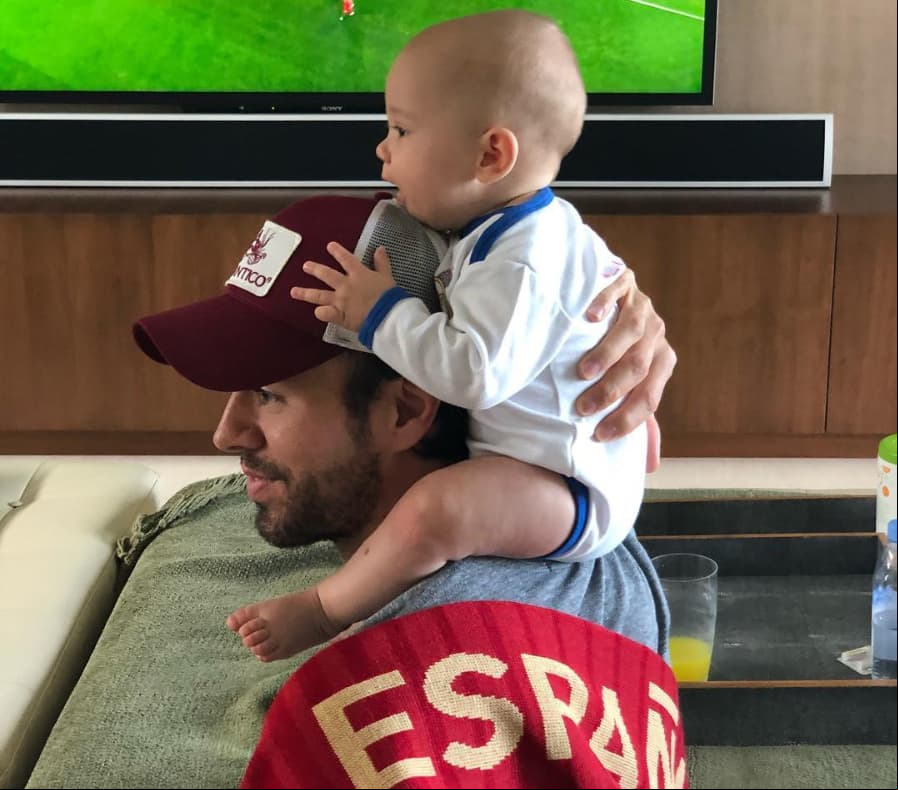 Enrique Iglesias con uno de sus hijos disfrutando del Mundial