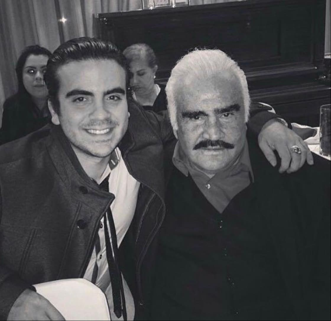 En cuanto a sus nietos, Vicente, hijo de su Vicente Jr. es el mayor. Según información oficial de su cuenta de Instagram es empresario y se dedica a la comerzalización del café.