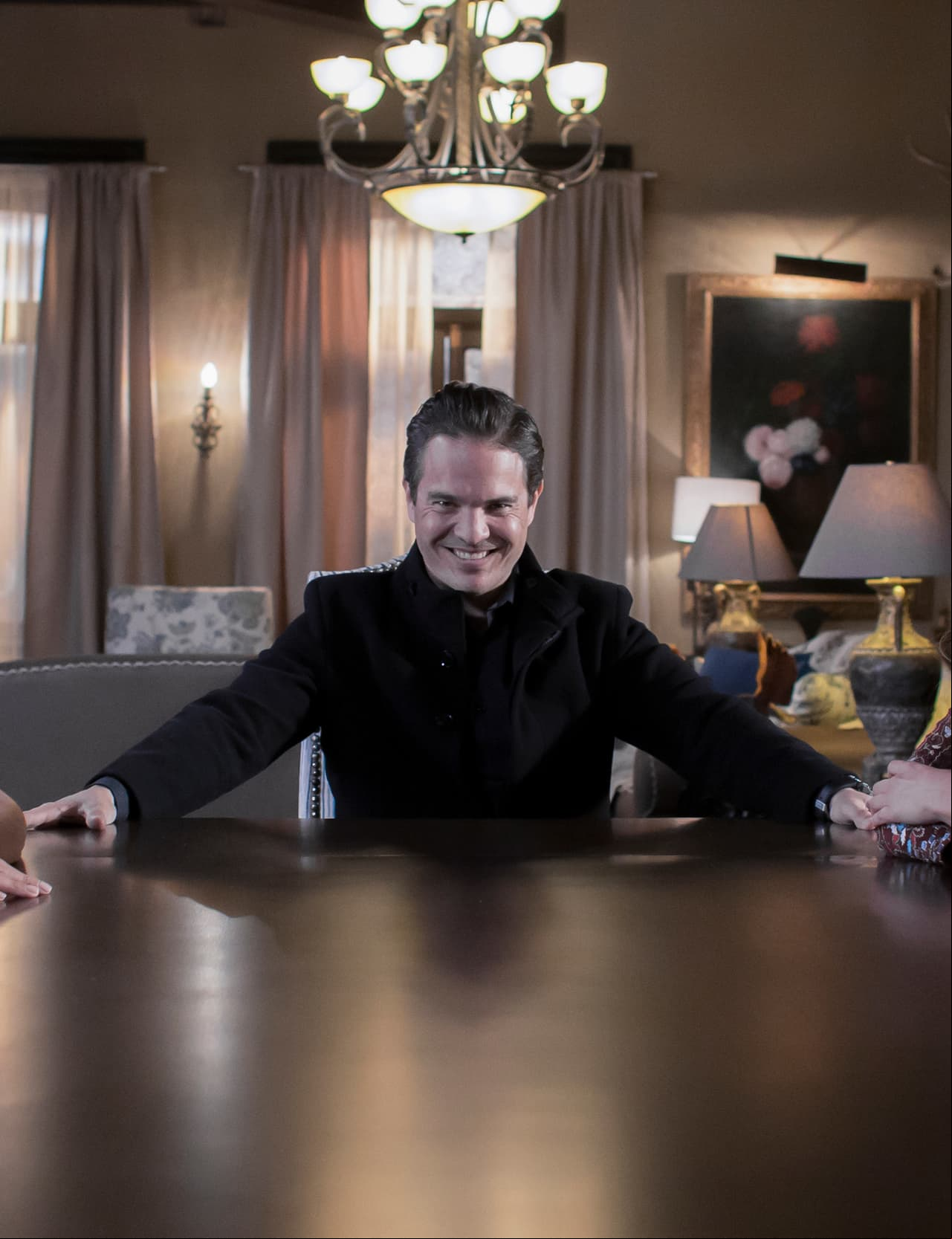 Kuno Becker debuta como villano en las telenovelas al dar vida a 'Joaquín', un hombre rebelde, machista, ambicioso, con sed de poder, tiene sangre fría y es capaz de matar. Es un seductor nato que siempre consigue lo que quiere. Su punto débil es el amor y obsesión que siente por Alexa.