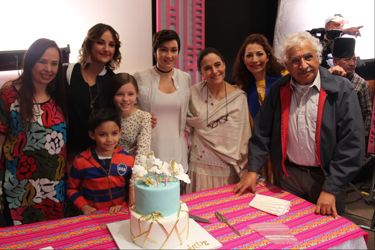 En medio de las grabaciones de esta exitosa historia, Diana Bracho, Laura Vignatti, Ruy Gaytan, Isabella Tena y Rafael Inclán entonaron las tradicionales mañanitas.