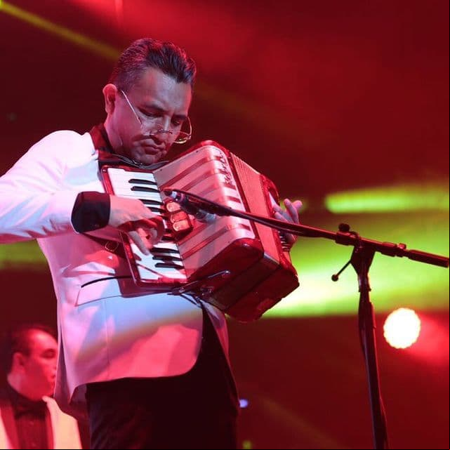 Con el pasar de los años, se sumaron más integrantes a la agrupación, cuando en 1994 y 1995 se lanzaron los discos ‘Entrega de Amor’ y ‘Sin pecado’, se contó con la voz de Raymundo Espinoza, quien se convirtió en vocalista al lado de Elías Mejía.