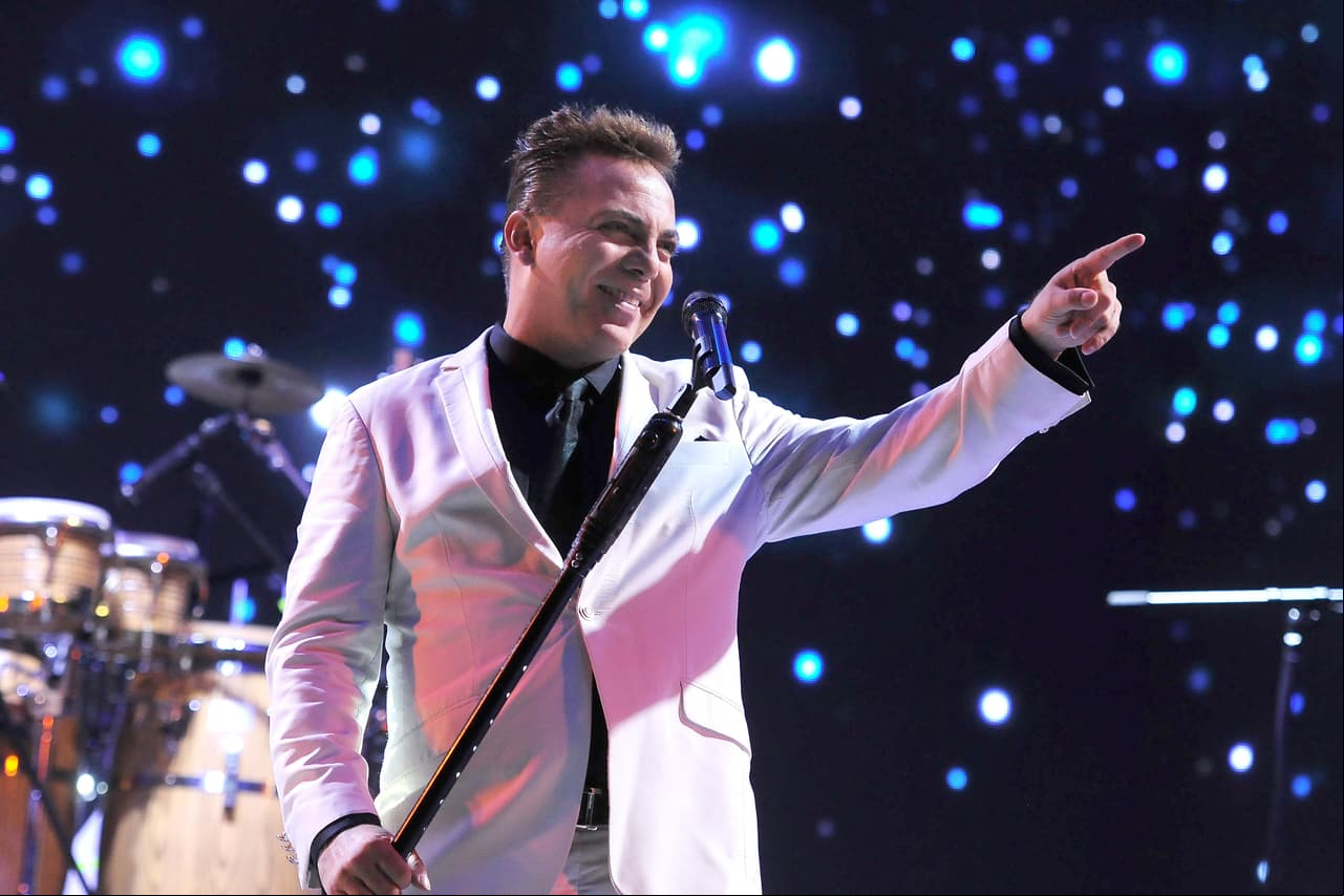 Cristian Castro asiste a servicio religioso con misteriosa mujer y pastor asegura que es su novia