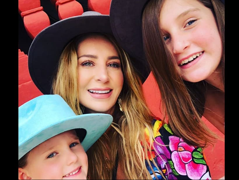 Geraldine Bazán supervisa las cuentas de Instagram de sus hijas, Elissa Marie y Alexa Miranda. Su primogénita, que tiene pensado convertirse en actriz, tiene 243 mil seguidores, mientras que a la integrante más pequeña de su familia la siguen 129 mil personas.