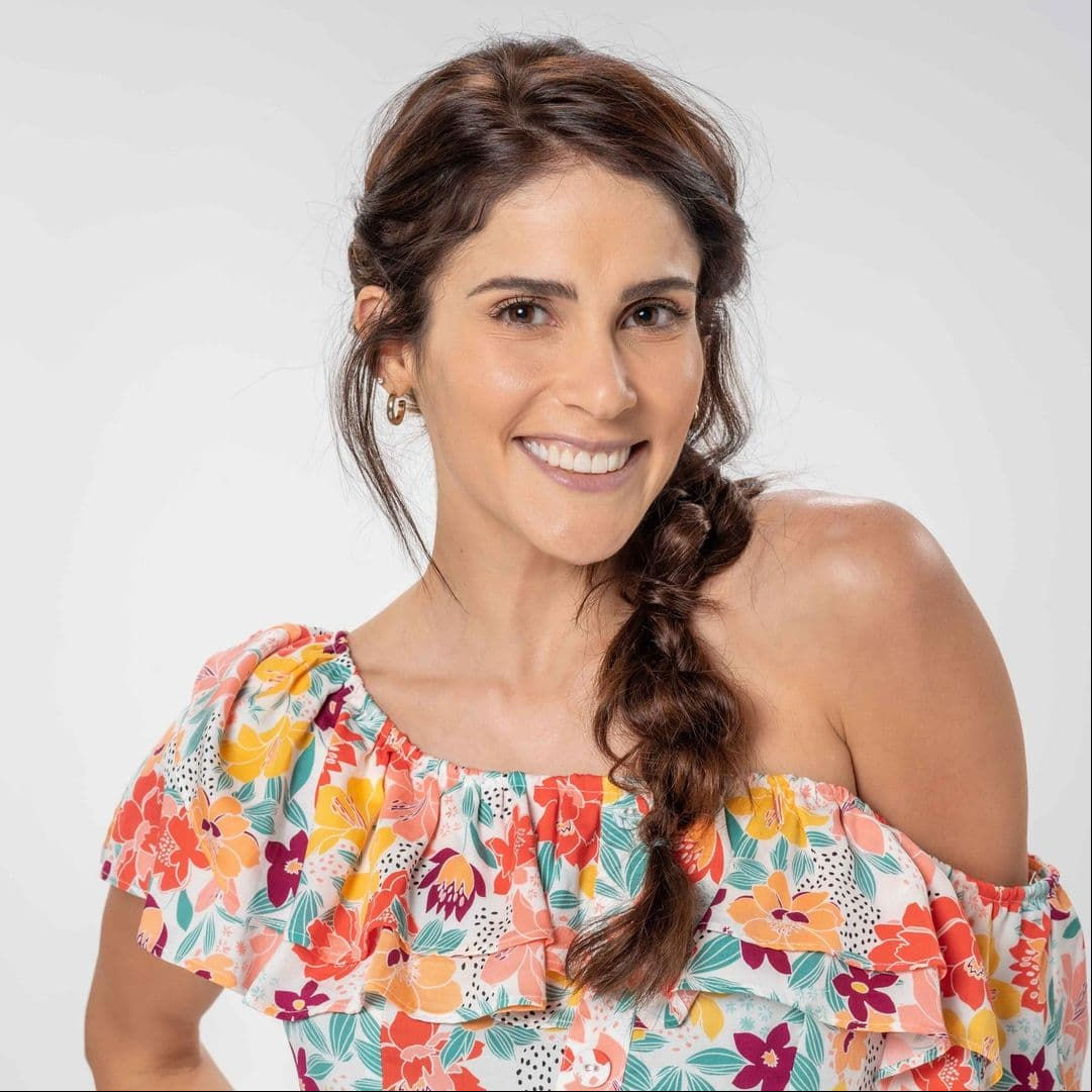 En ‘Amor Dividido’ Eva encarna a ‘Abril’, una mujer de campo, orgullosa de sus raíces y cultura, comprometida con sus valores y amor de familia.