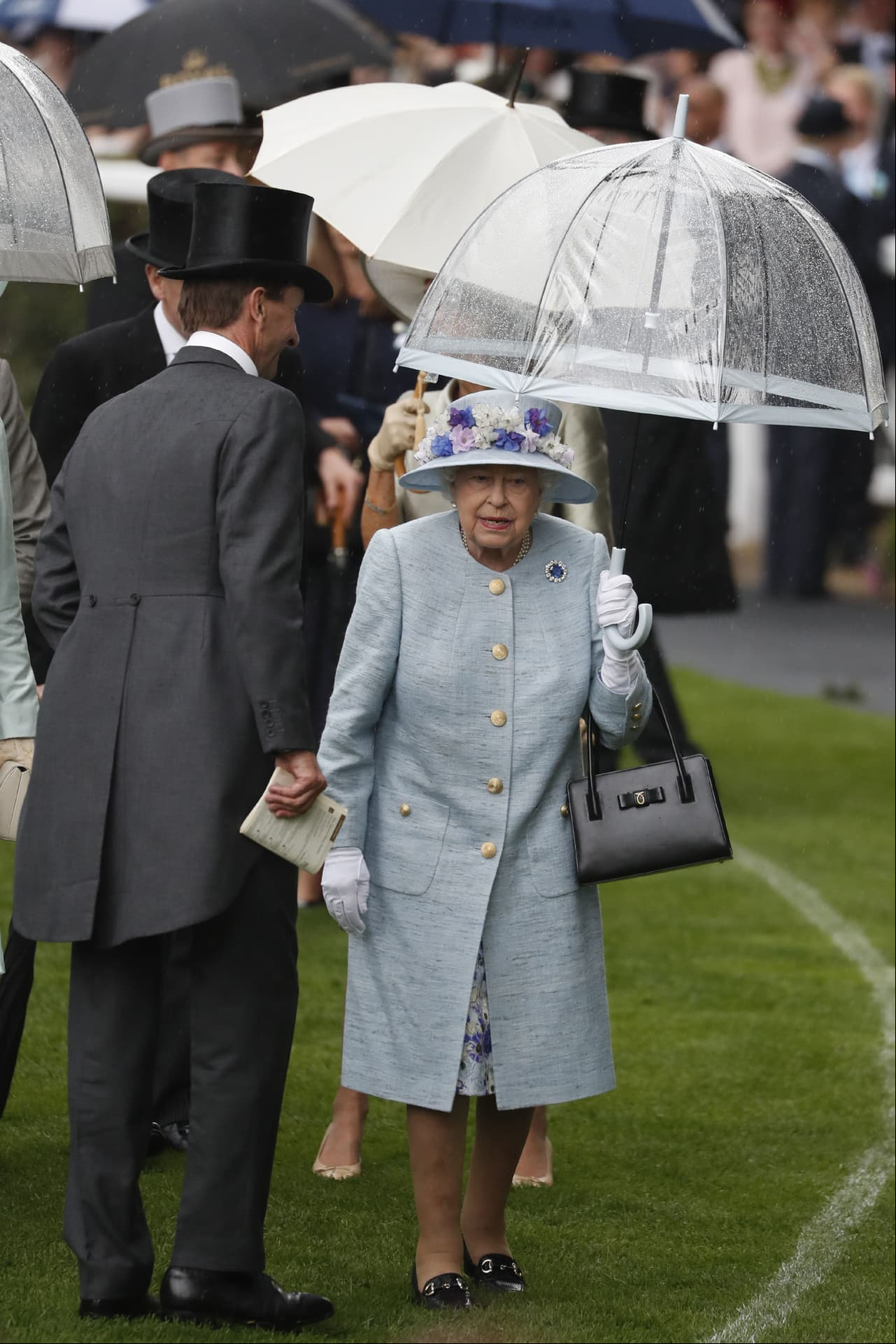 Además de sus abrigos, sombreros y trajes, sus sombrillas fueron diseñadas para concordar con cada uno de sus conjuntos, por ello los paraguas eran estratégicamente transparentes, para que su rostro fuera visible en todo momento, a pesar de la lluvia.