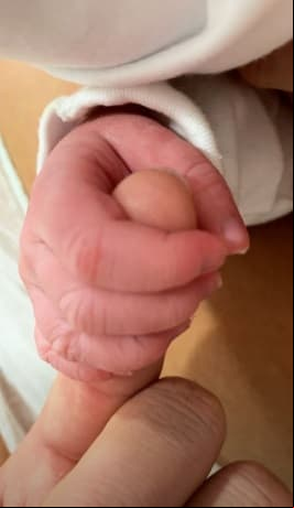 Mientras que el orgulloso padre también usó sus Instagram Stories para publicar una fotografía en la que se le ve tomado de la mano del bebé.