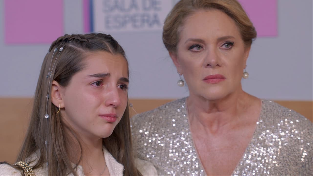 En el hospital, los papás de 'Larissa' responsabilizan a 'Danna' de lo ocurrido, la llaman mala influencia y le exigen alejarse de su hija.
