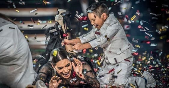 El elegante look que vistió no fue impedimento para que Galilea Montijo disfrutara la final del reality infantil como una verdadera pequeña gigante.
