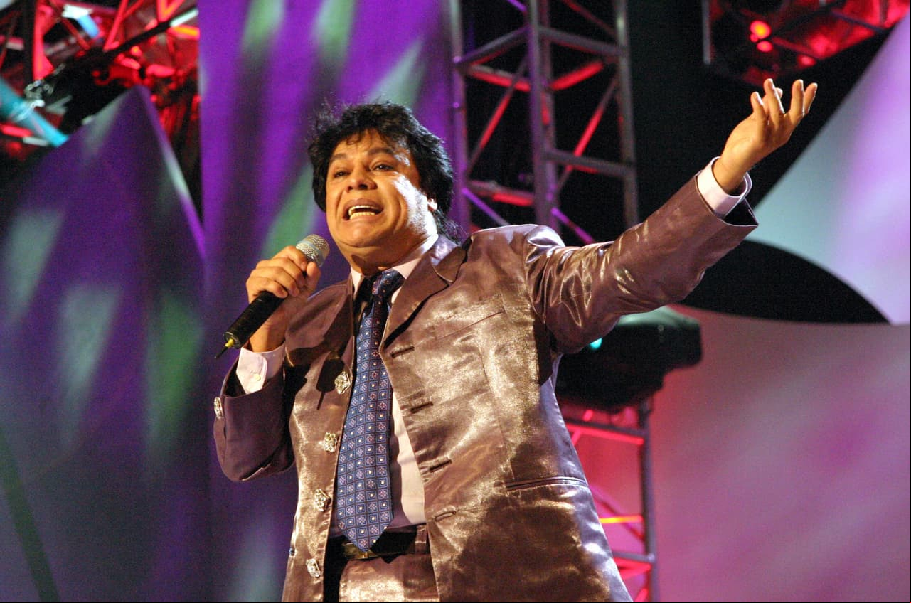 El cantante de éxitos como ‘Querida’ y el ‘Noa Noa’ siempre ha dado de qué hablar, en este caso por sus preferencias sexuales