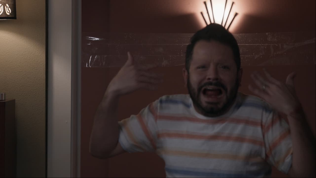 En el capitulo 2 descubren que la casa viene con todo y Delia y Federico incluidos, pero no están dispuestos a abandonar la casa. 
<br>
<br>Federico pone cinta adhesiva en la puerta y termina quitándole las cejas a Nico, quien le declara la guerra.