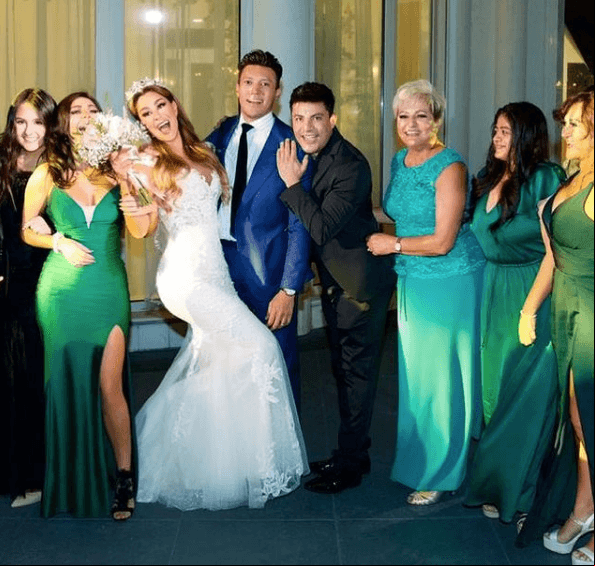 La boda de Ninel con Larry Ramos en plena pandemiaEn medio del pleito legal con Giovanni y tras 8 meses de relación, Ninel Conde anunció que se casaría con el empresario colombiano Larry Ramos, quien enfrenta un juicio en Estados Unidos por supuesto fraude millonario. La boda realizada el 28 de octubre presentó algunos contratiempos por no contar con las medidas de sanidad necesarias.